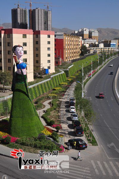 乌鲁木齐立“飞天”雕塑 高18米造价为谜(图)