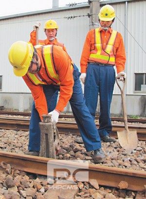 台铁道班工工作吃重，是铁道养护基层人力。