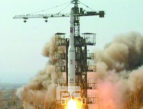 朝鲜KRT电视台在2009年4月5日播放的朝鲜在咸镜北道花台郡舞水端里发射火箭的电视截图。