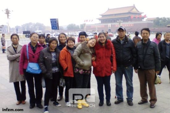 2013年11月9日，巩进军（右一）和鹤壁籍的进京上访者在天安门广场合影。 （南方周末资料图/图）