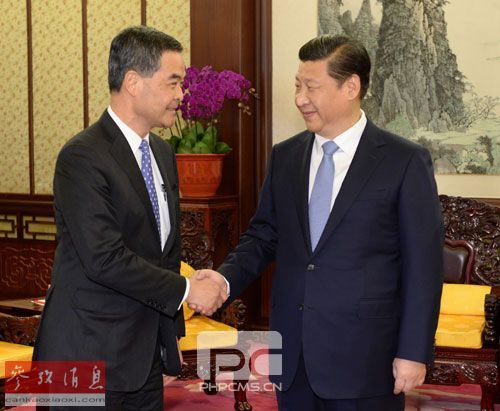 12月18日中国国家主席习近平在中南海会见来北京述职的香港特别行政区行政长官梁振英。新华社记者马占成摄