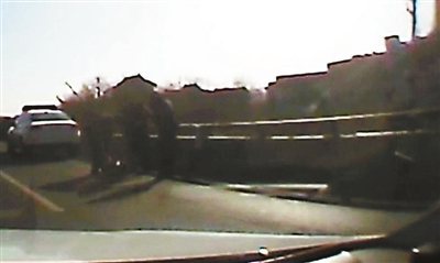 民警高架桥“秒”救轻生男行车记录仪拍下全程