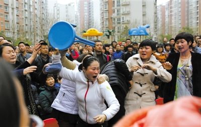 3月11日，陕西省宋庆龄基金会西安莲湖区枫韵幼儿园内一名情绪失控的幼儿家长。图/CFP