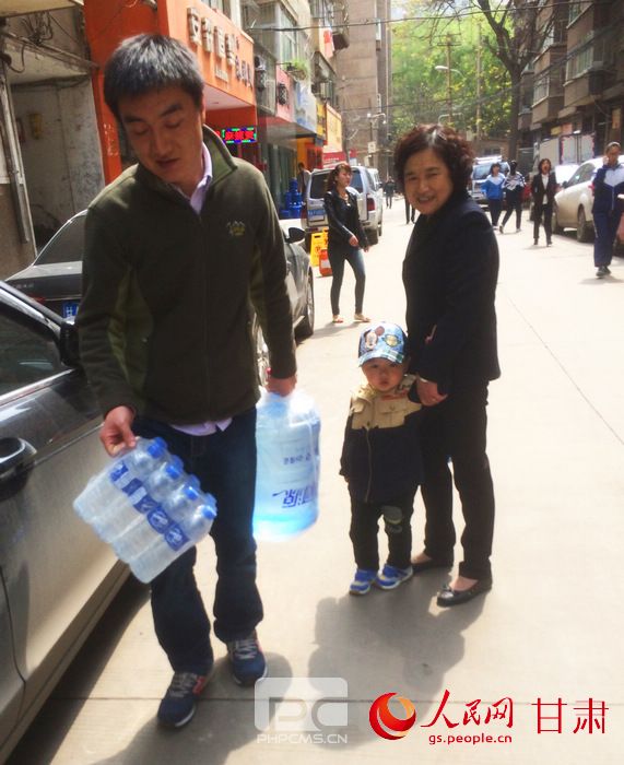 一位买到水的市民。牟健  摄