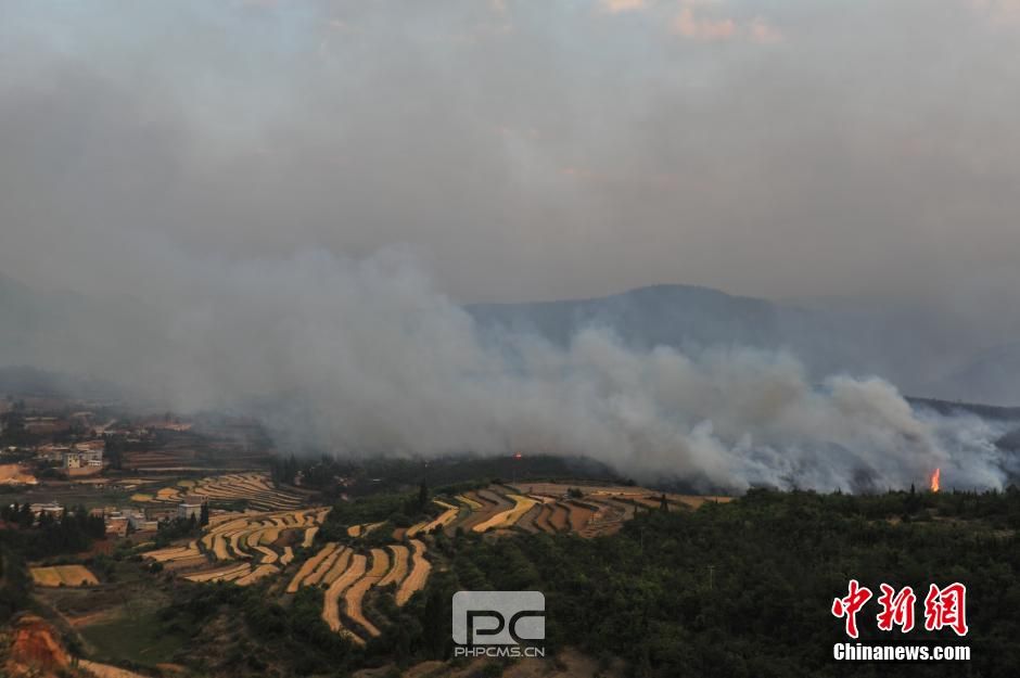 昆明城郊突发山火 大火逼近周围村庄