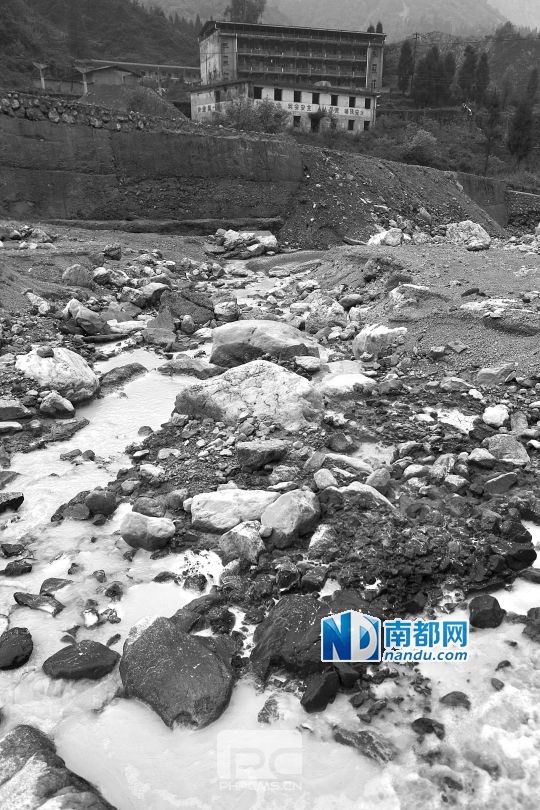 清平镇火地附近,河流已被矿水染成黄色。