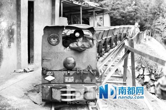 清平镇小木岭,工人正往山下倾倒矿渣。