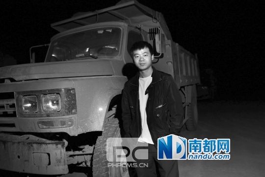 运完磷矿石的付学良开着货车回到湔沟村的家。他的妻子已带着几个月大的儿 子 回 娘 家 居住,等9月汛期过了再回来。