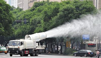 5月9日，陕西西安，新城区市容园林局引进一台大型雾炮车，并在新城广场进行调试，雾炮显示出超长的射程。图/IC