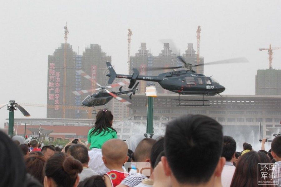 安阳航展直升机表演喷泉上悬停