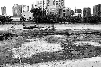 郑州东风渠变臭水沟 河水见底河道中充斥各类垃圾