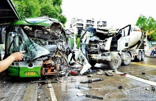 武汉一搅拌车撞上公汽驾驶室粉碎32人受伤（图）