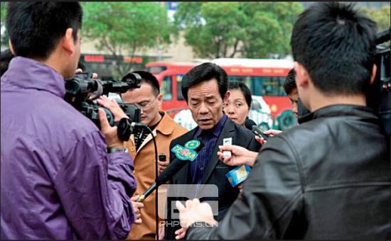 2011年4月7日，浙江省高级人民法院二审吴英案，吴永正法庭外接受采访。