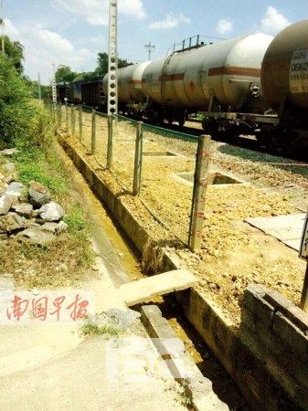广西六景马塘村被铁路一分为二不给越轨村民钻洞（图）