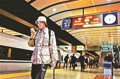 家住天津，在北京工作，吕先生每天乘坐京津城际列车上下班