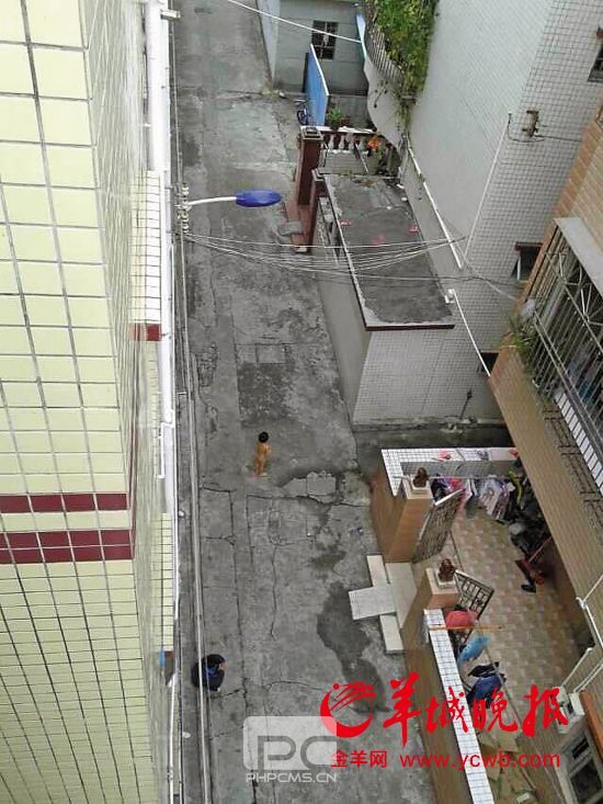 小松被扒光衣服在巷子里挨冻