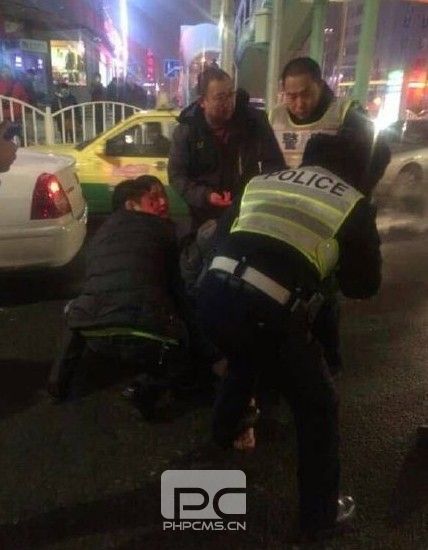 乌鲁木齐一男子在公交站持刀砍人致3人受伤