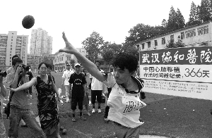 一位心肺移植受者在武汉举行的第一届中国移植受者运动会上投铅球（2004年6月26日摄）。