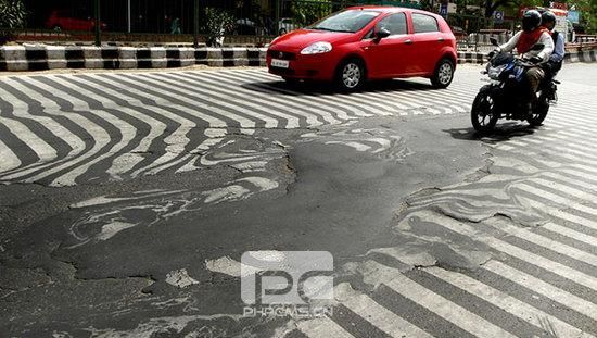 印度高温天气致近800人死亡 新德里道路被“烤化”