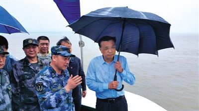 3日上午，大风大雨之中，李克强总理再赴江心现场指挥救援。 据中国政府网