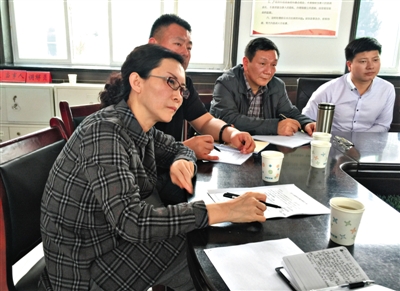 5月14日，张红健（左一）参与会见信访人。