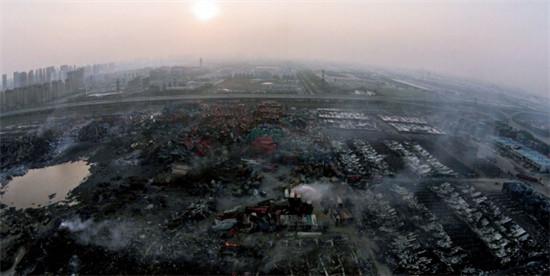 p36 8 月16 日，天津港“8·12”瑞海公司危险品仓库特别重大火灾爆炸事故现场。