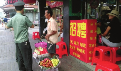 湖南长沙出新规:店前有人摆摊店主摊贩都被罚(图)