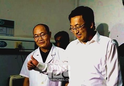 济南市副市长王新文代表市委市政府看望受伤的环保执法人员。 大众网 图