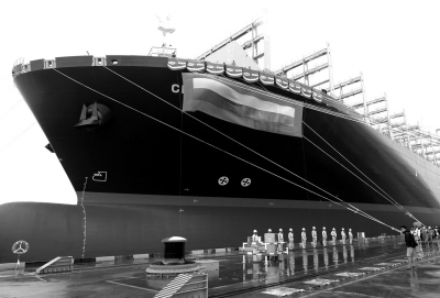 我国最大集装箱船郑和号交付甲板4个足球场大