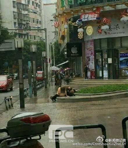 重庆两男子光天日发生不雅行为 警方：系智障人员