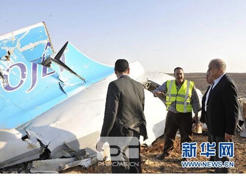10月31日，在埃及西奈半岛阿里什地区南部的哈桑纳山区，埃及总理谢里夫·伊斯梅尔（右）查看俄罗斯失事客机残骸。埃及总理谢里夫·伊斯梅尔在当地时间10月31日傍晚举行的新闻发布会上说，在埃及失事的俄罗斯客机的一个黑匣子已经找到，目前已发现129具遇难者遗体。新华社发（埃及总理府供图）