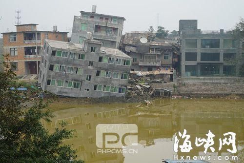 　　（海峡都市报记者 施建华黄孔瑜）今天早上，福建闽侯葛岐村，数栋房子发生倾斜、坍塌，所幸无人伤亡。村民把责任归咎于旁边群升国际江山城小区堆积的渣土山。图为闽侯葛岐村数栋房子发生倾斜、坍塌。