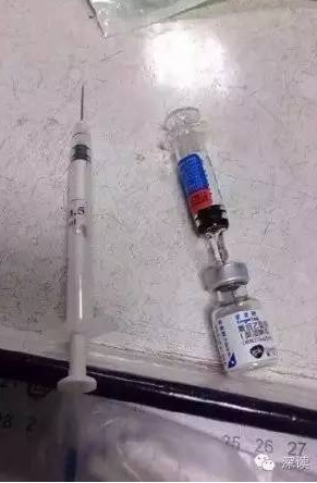 护士所用的普通注射器（左）和疫苗原装注射器（右）