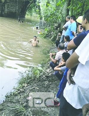 汽车失控坠河 男子一个小动作挽回5条命