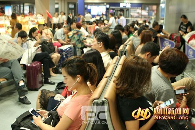 成都机场遭遇雷暴天气 致68个出港航班延误