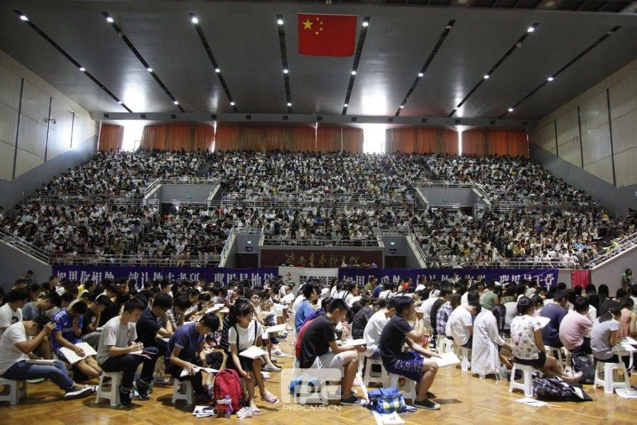 4000余名考研学生体育馆上大课 现场壮观
