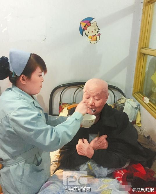 暖心！老人打120求救 医护人员出诊喂老人吃饭