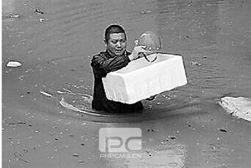 暴雨中他们托着泡沫箱、塑料箱，转移被困孩子。
