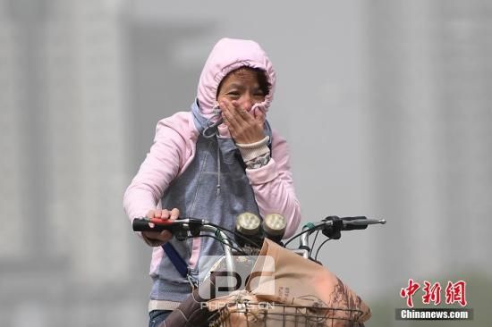 5月4日，山西太原空气质量达到严重污染级别，民众在沙尘天气中出行。武俊杰 摄