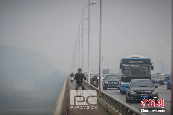 2月17日，一位市民在雾霾中骑行。 胡超群 摄