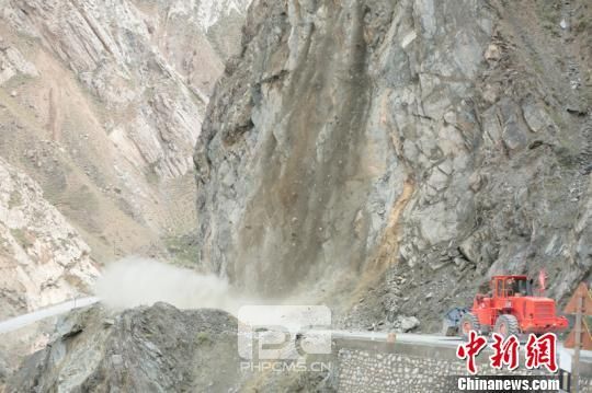 图为武警交通部队官兵正在抢通道路时再次发生塌方。 吴坤 摄