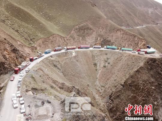 图为灾害发生后的滞留车辆。 吴坤 摄
