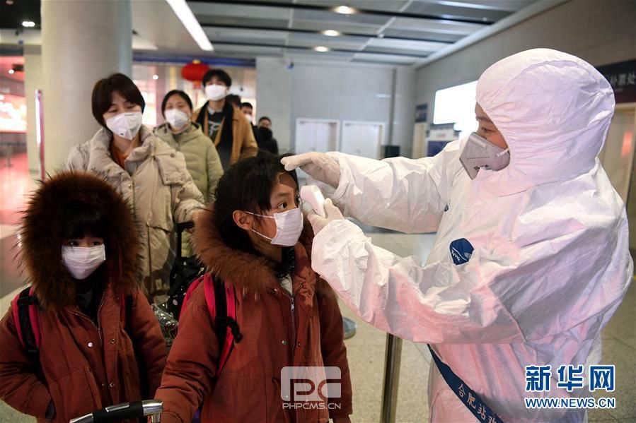 （在习近平新时代中国特色社会主义思想指引下——新时代新作为新篇章·习近平总书记关切事·图文互动）（1）当亿万只手紧握在一起……——战“疫”一线感受中国力量